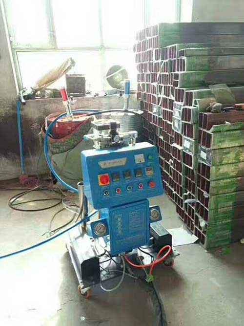 噴涂聚氨酯機器價格(圖1) 高壓小型噴涂聚氨酯機器施工案例